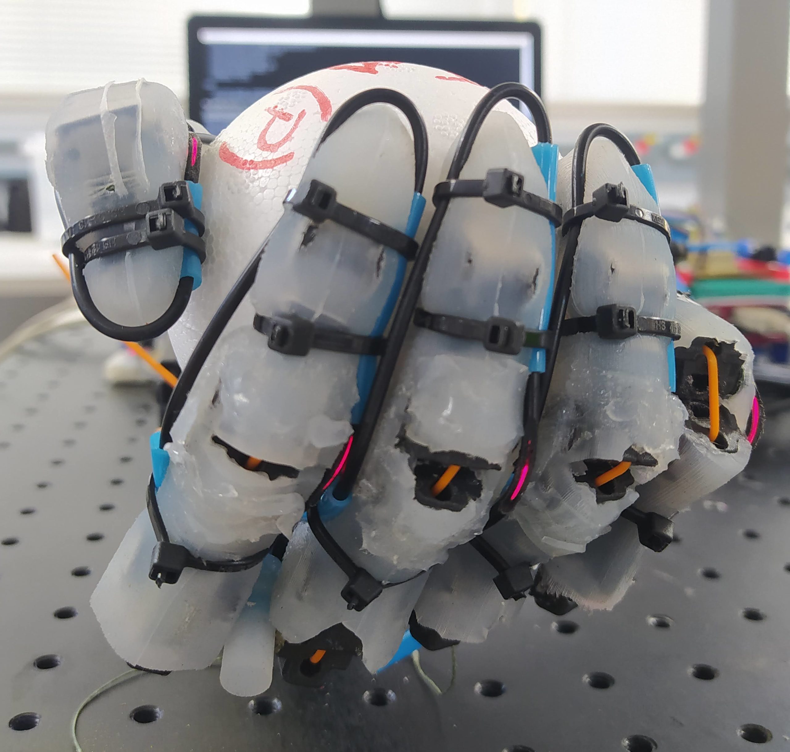 Research in partnership with LabTel designs a robotic hand